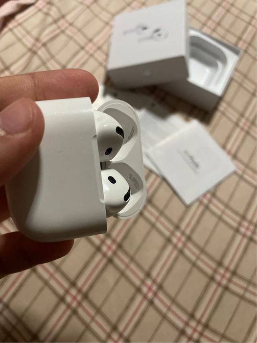 Airpods    4 noi