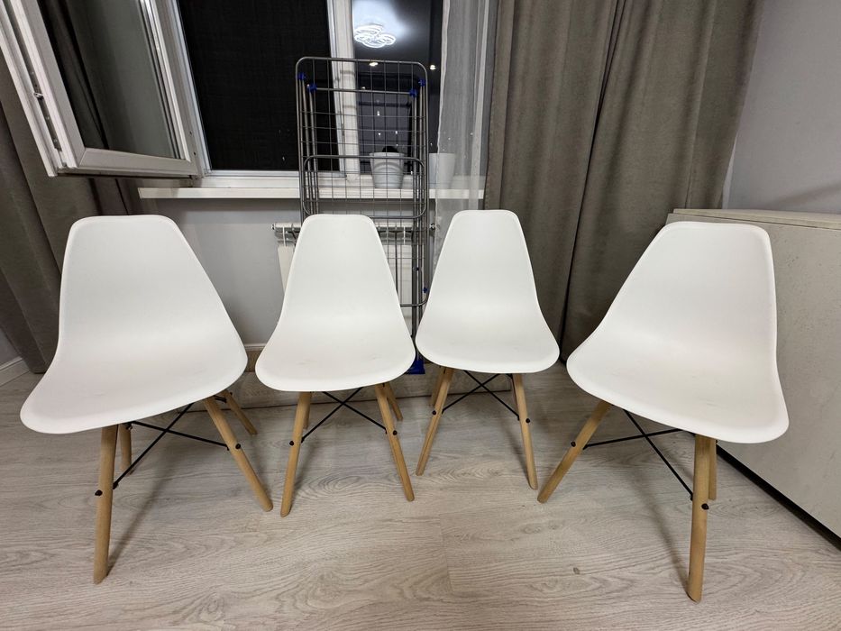 Комплект белых стульев в стиле Eames (4 шт.)