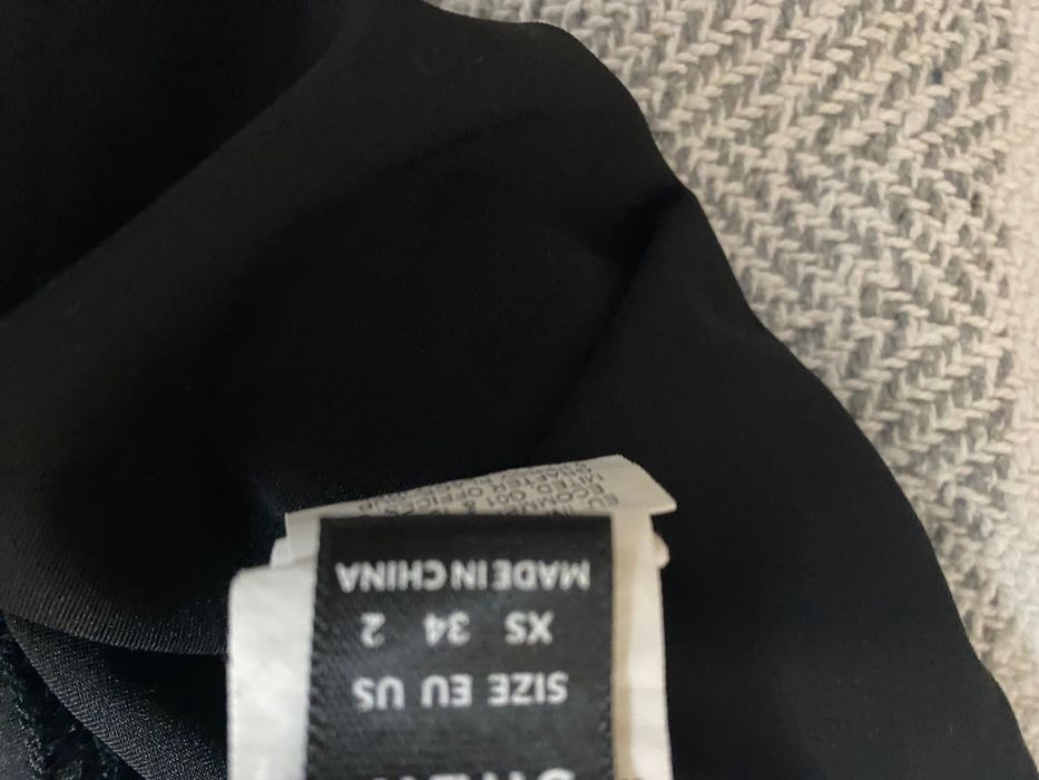 Бюстие черно с бял кант