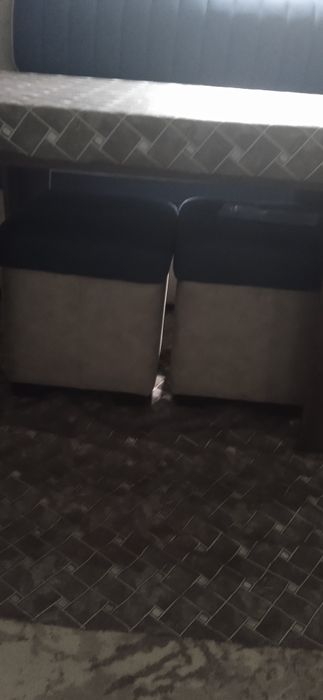 Ugolok divan tezda kelishilgan xolda sotiladi