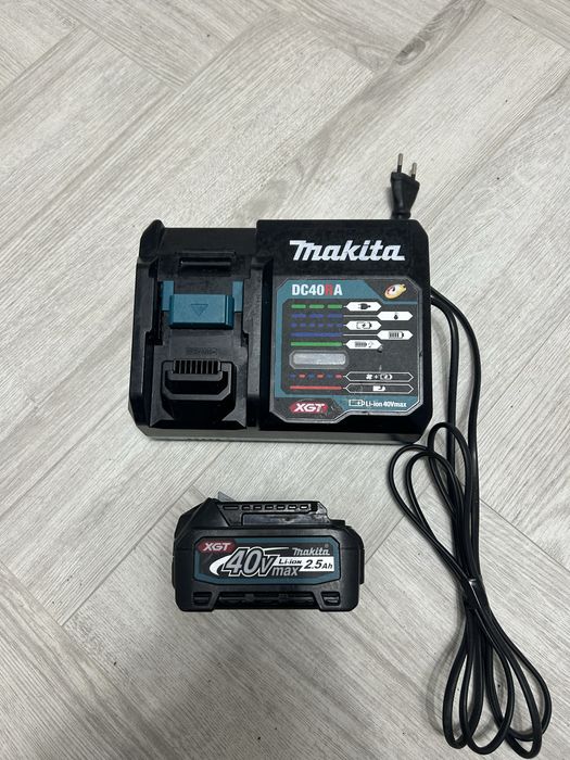 Makita XGT 40V incarcator si acumulator de 2,5 ah