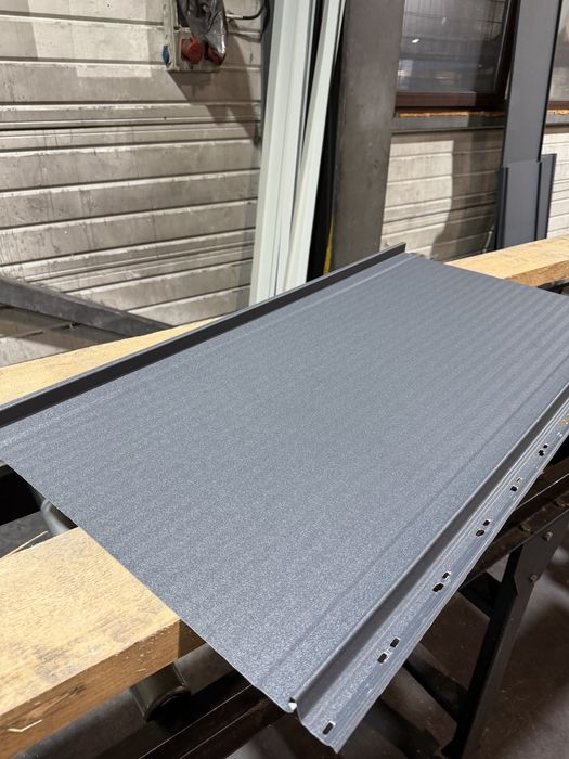 Tablă Prefălțuită tip țiglă metalică click ; panou canto nervurat acoperiș RAL 7016 gri antracit 0.5MM