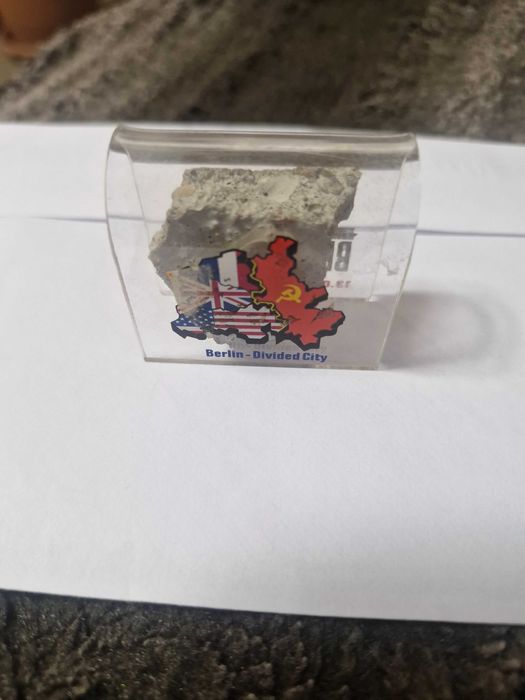 Продава се камъче от Берлинската стена