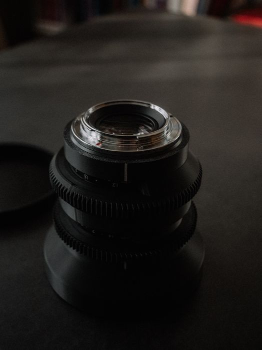 Продавам f0.95 35mm кино обектив
