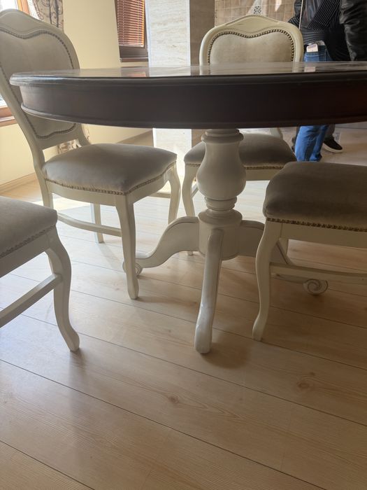 Кухненска дървена маса с бели дървени крака