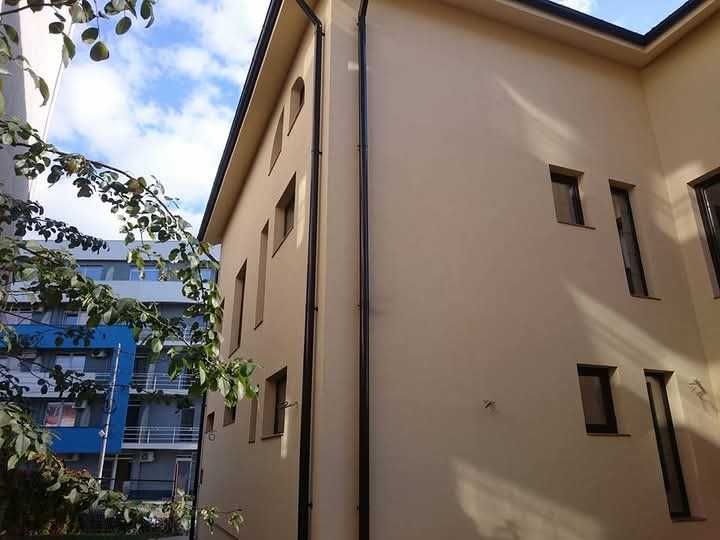 Echipă execută tencuială interior, exterior