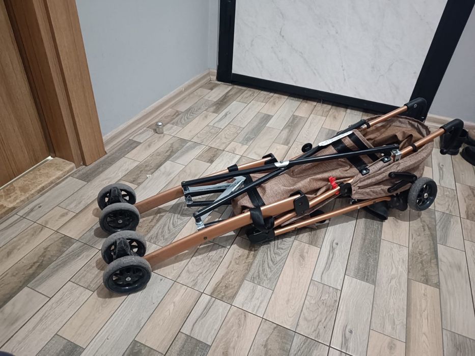 Деиская складная коляска