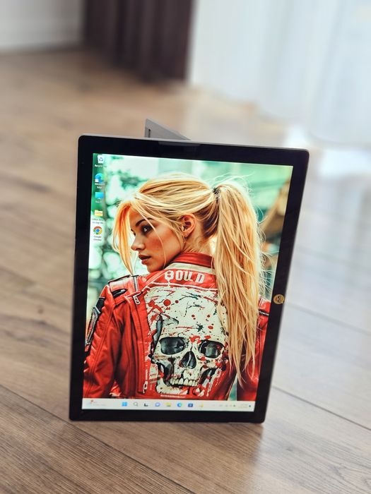 Tableta Microsoft Surface Pro 5 Intel i5, 8 GB 256GB Display 2k 12.3 inch, tastatura iluminata piele