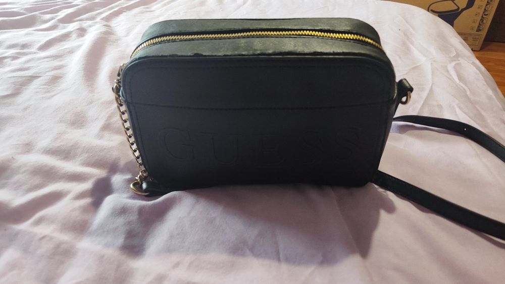 Чанта на Guess ...