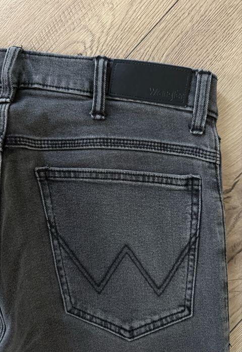 Blugi WRANGLER Straight Gri Barbati | Marime 32 x 30 (Talie 82 cm)