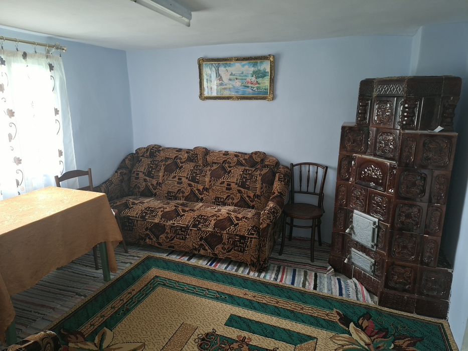 Vând casa cu teren, zona liniștită