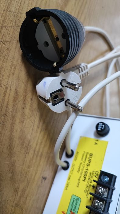 Продавам UPS за парно, авариен източник на 220v