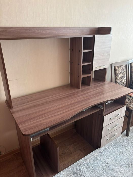 Продам стол компьютерный