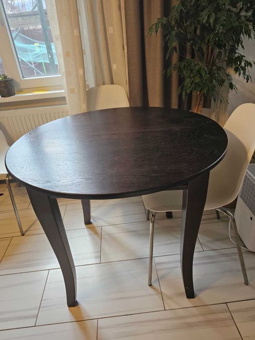 Разтегателна дървена трапезна маса