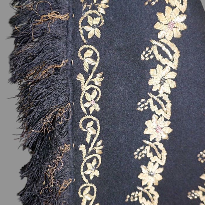 Costum popular lucrat manual cu catrinta veche fir metalic  masura M-L