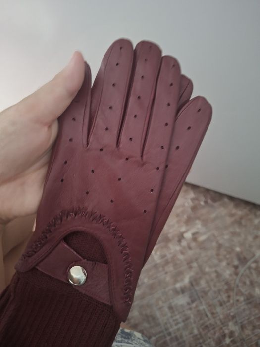 Продам женскую перчатку.