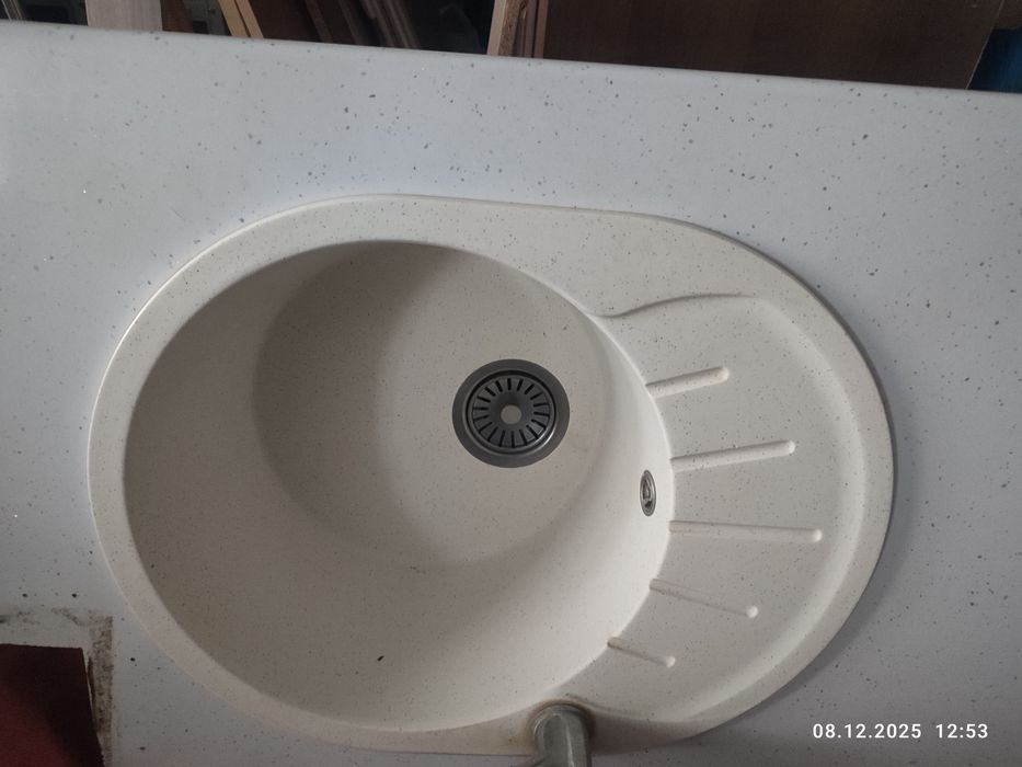 Продам столешницу с раковиной и смесителем