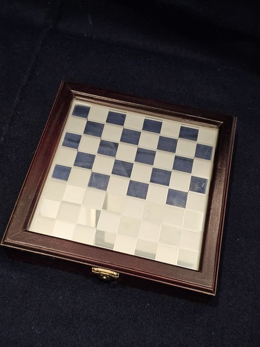 Стъклен шах в дървена кутия