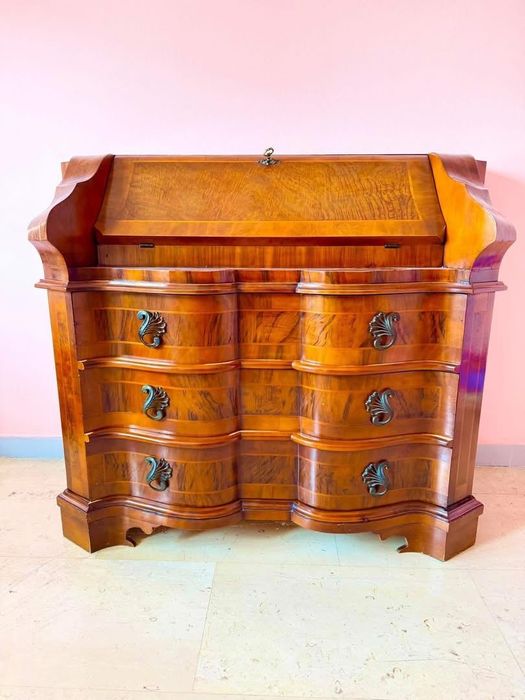 Ribaltă / secretaire veche, import italía, realizată în stil clasic, píesă de atelier. Front bombat, furnir natural, interior cu sertărașe
