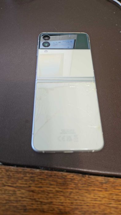 Vand telefon Samsung Z Flip 3 perfect funcțional cu capacul de spate ușor fisurat