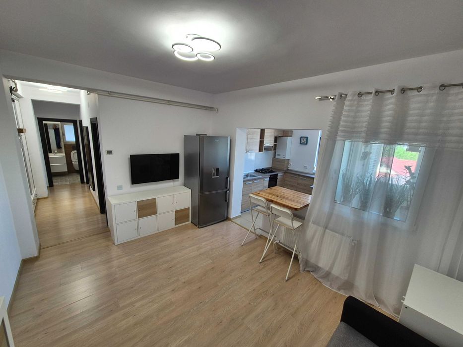 Vand apartament cu 3 camere