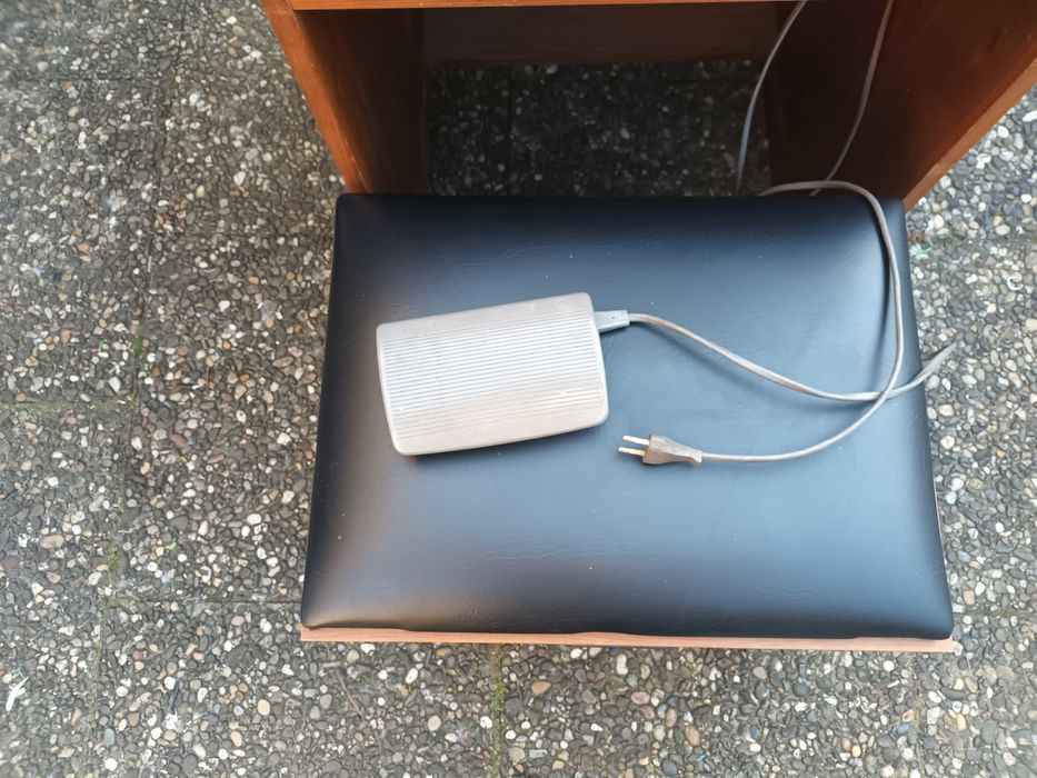 Mașină de cusut electrică SINGER 744