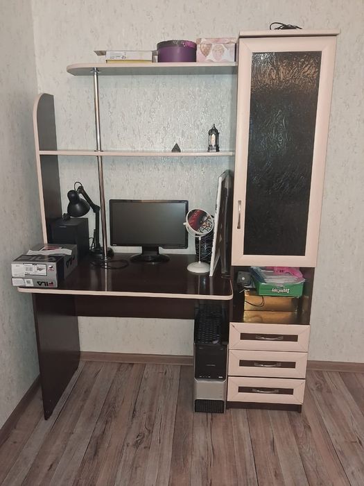 Отдам даром компьютерный стол