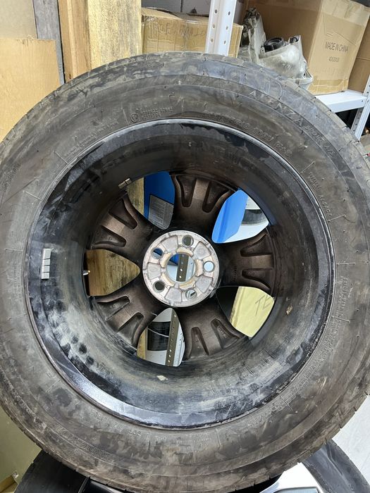 Продам оригинальные диски с шинами комплект