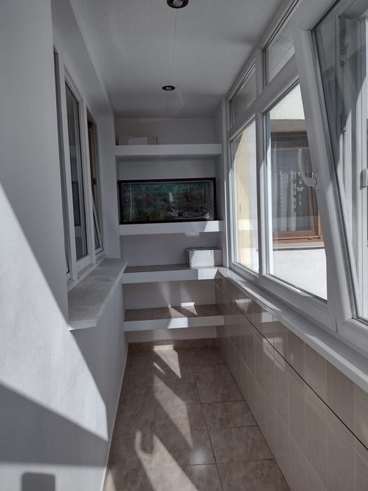 Închiriez apartament cu 3 camere.