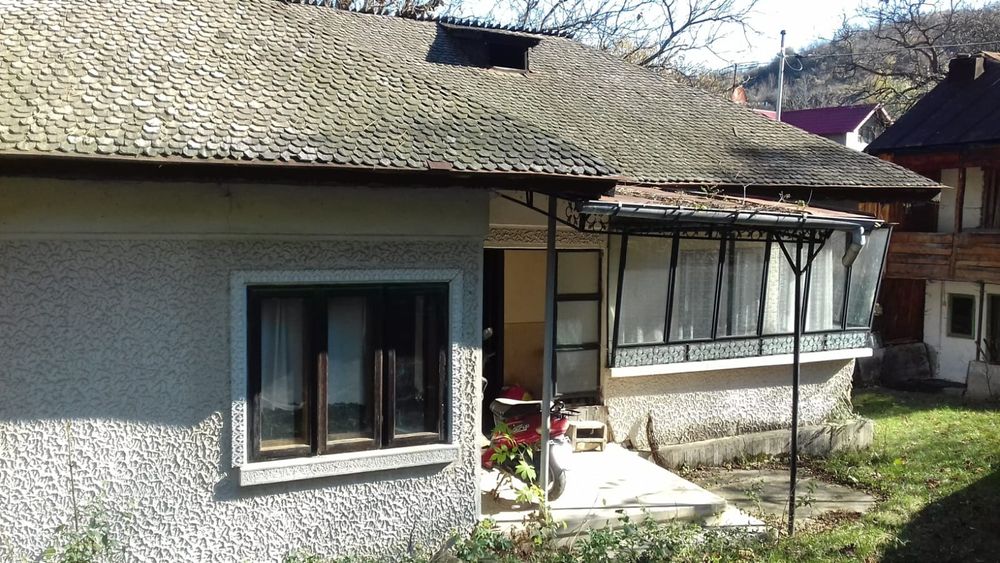 Vand casa batranessca cu teren 1000mp