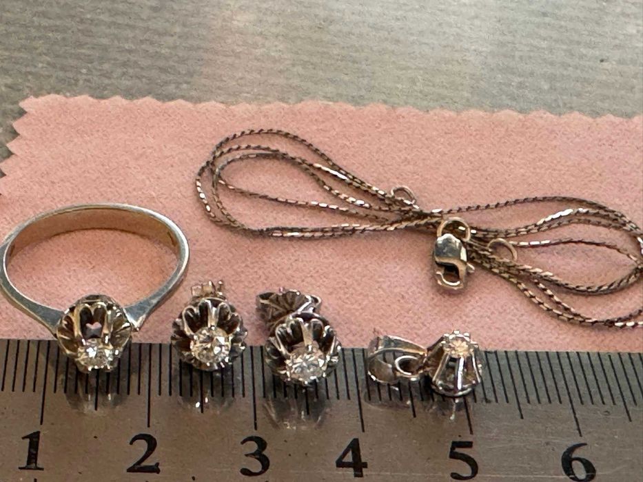 Set complet aur alb 18k cu diamante naturale si certificat.