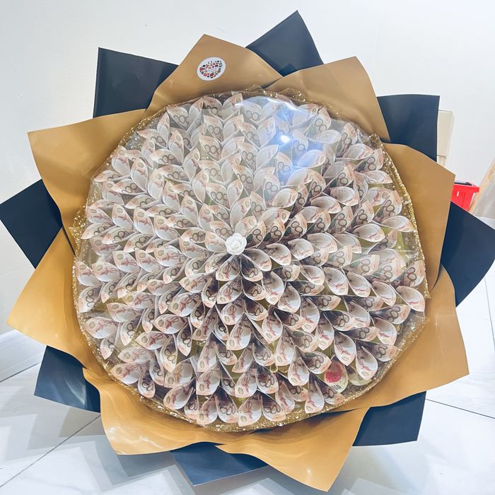 Денежный букет, Цветы