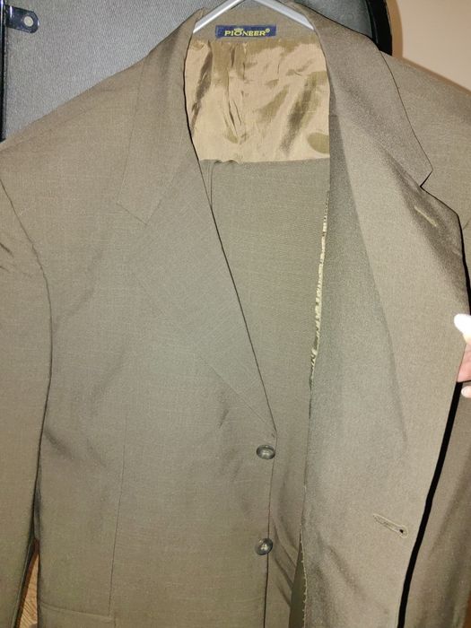 Продаётся новый мужской костюм