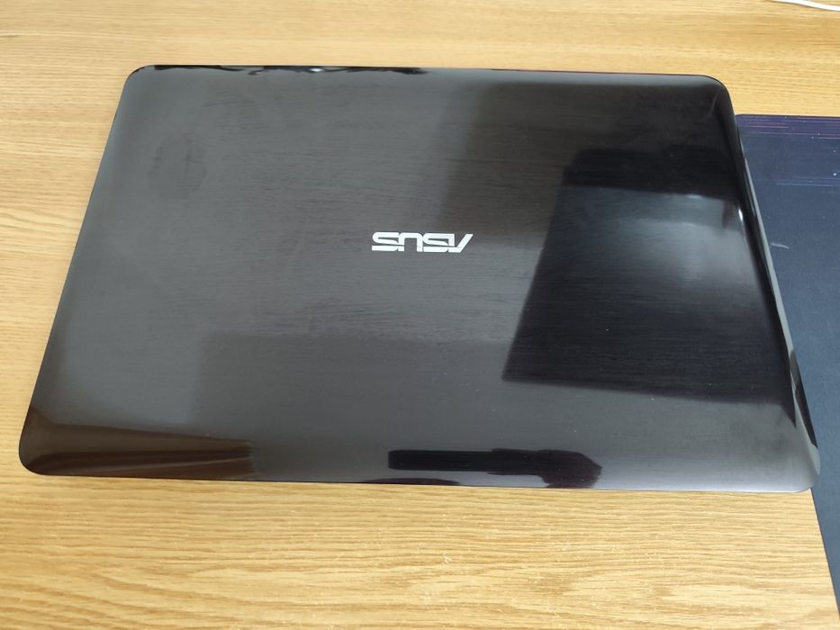 Laptop Asus X556U din 2016 cu Windows 10 instalat