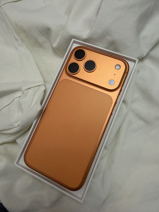 Продам iPhone 17 Pro Max Orange