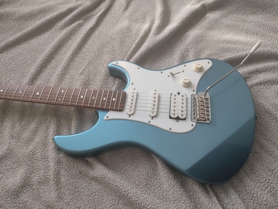 Yamaha Pacifica 112J в идеальном состоянии