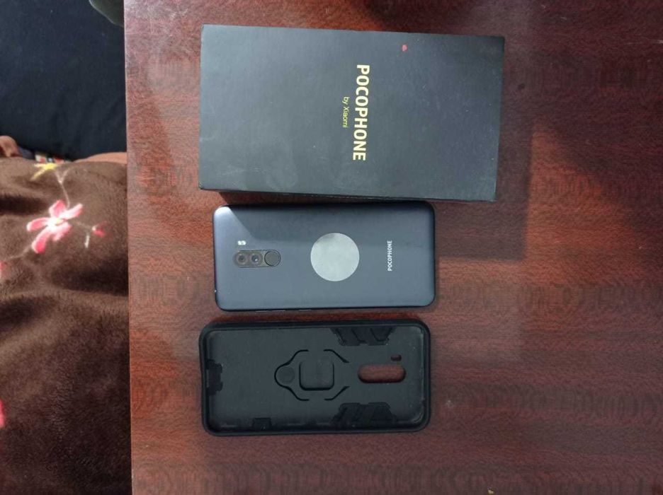 смартфон PocoPhone F1