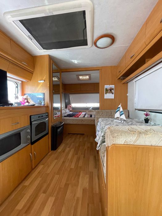 Продвам каравана с изграден обзаведен навес-къмпинг Китен