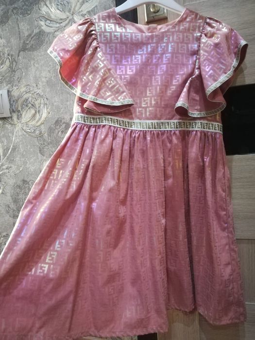 Продам платья на девочку