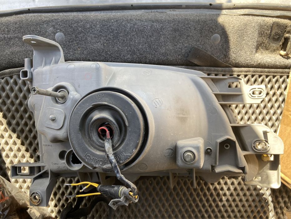 Продам фару на Субару Форестер