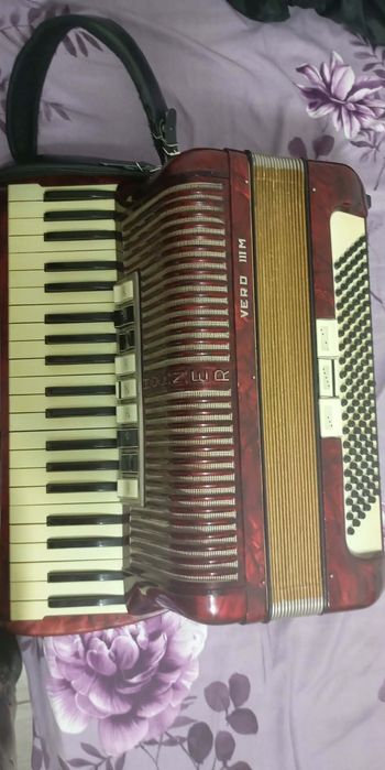Vând  acordeon hohner verdi 3 M