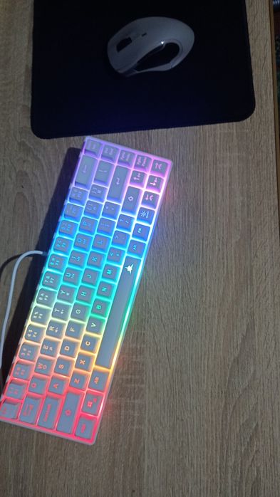 Vând Tastatura white shark