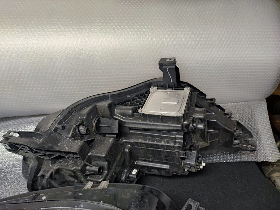 Vînd far stînga dreapta full led renault scenic 4 2018