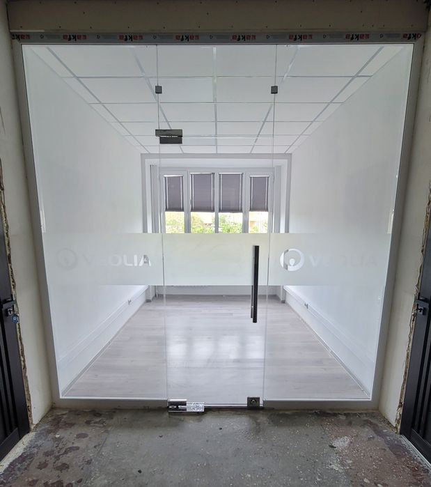 Akfa eshik va romlar.