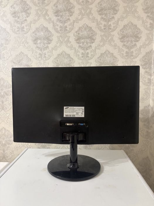 Samsung 24" Full HD 60 Гц — HDMI + VGA