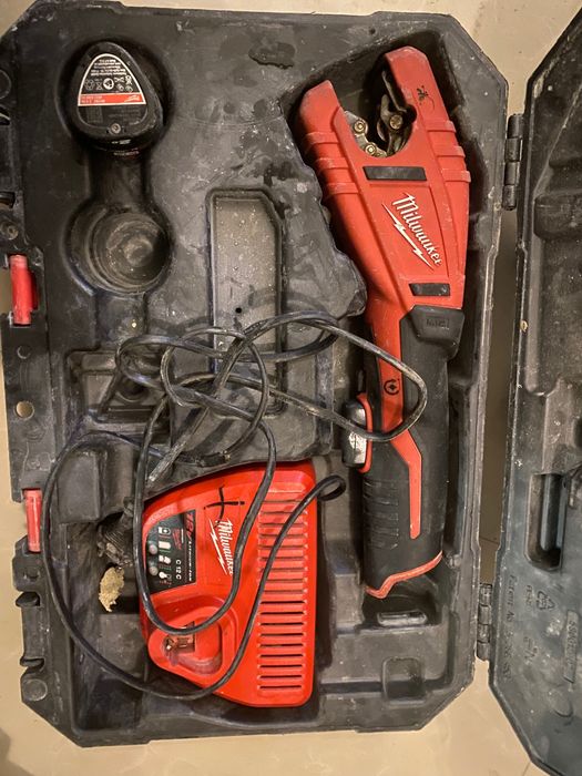 Mașină pentru tăiat țevi cupru  M12 C12 Pc milwaukee