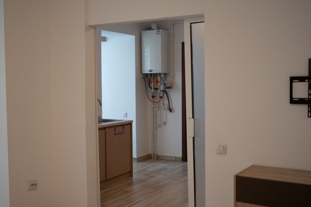 Închiriez apartament elegant, central, cu curte și intrare individuala