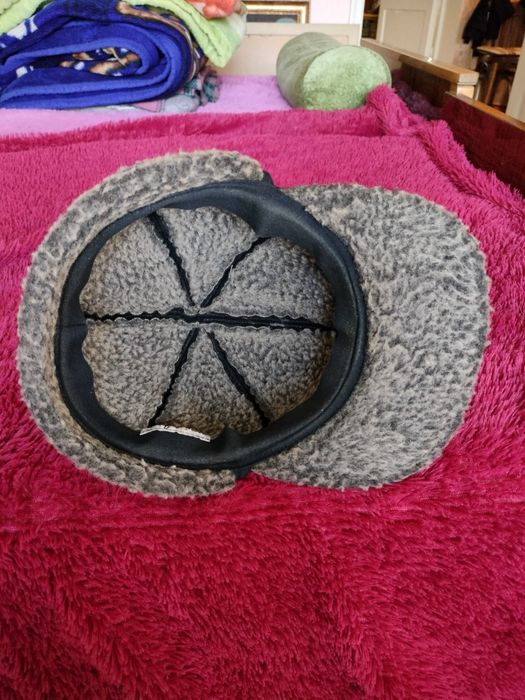 Продаю 2 шапки,осеннии.