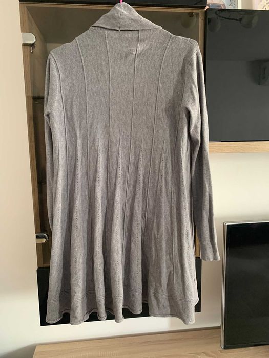 pulovar lung de culoare gri