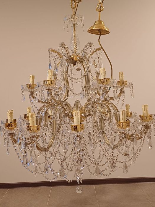 Продам хрустальную  люстру